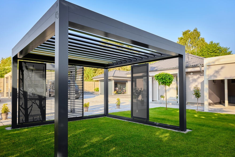 Modern,Bat,R,Bioclimatic,Aluminum,Pergolas.,Experience,Luxury,Outdoors,With Modern black metal pergola structure set in a green backyard lawn.